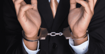 חוקרי משטרה עצרו עורך דין ללא אישור פרקליט מחוז וצו מעצר