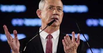 בני גנץ תובע את "ישראל היום" על מיליון שקלים