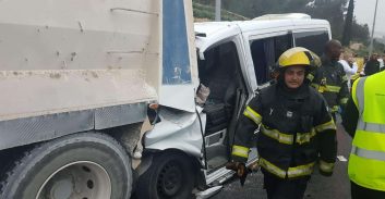 12 פצועים בתאונה קשה בין מיניבוס למשאית בכביש 38