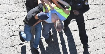 עו"ד גונן בן יצחק: "המשטרה ביצעה מעצר פוליטי, מישהו רצה לחנוק את המחאה"