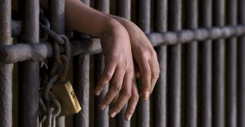 במשטרה מודים: פניות אסירים בעניין חופשות, לא מטופלות בגלל חוסר כח אדם 