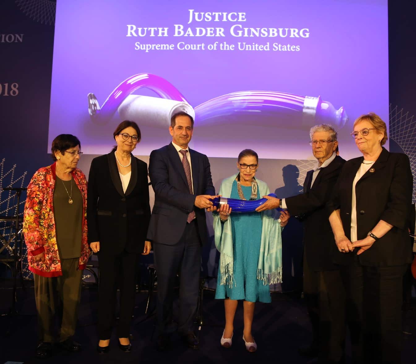 השופטת ביידר גינסברג מקבלת את הפרס מידי אהרון ברק (צילום: ערן לם, לנס הפקות)