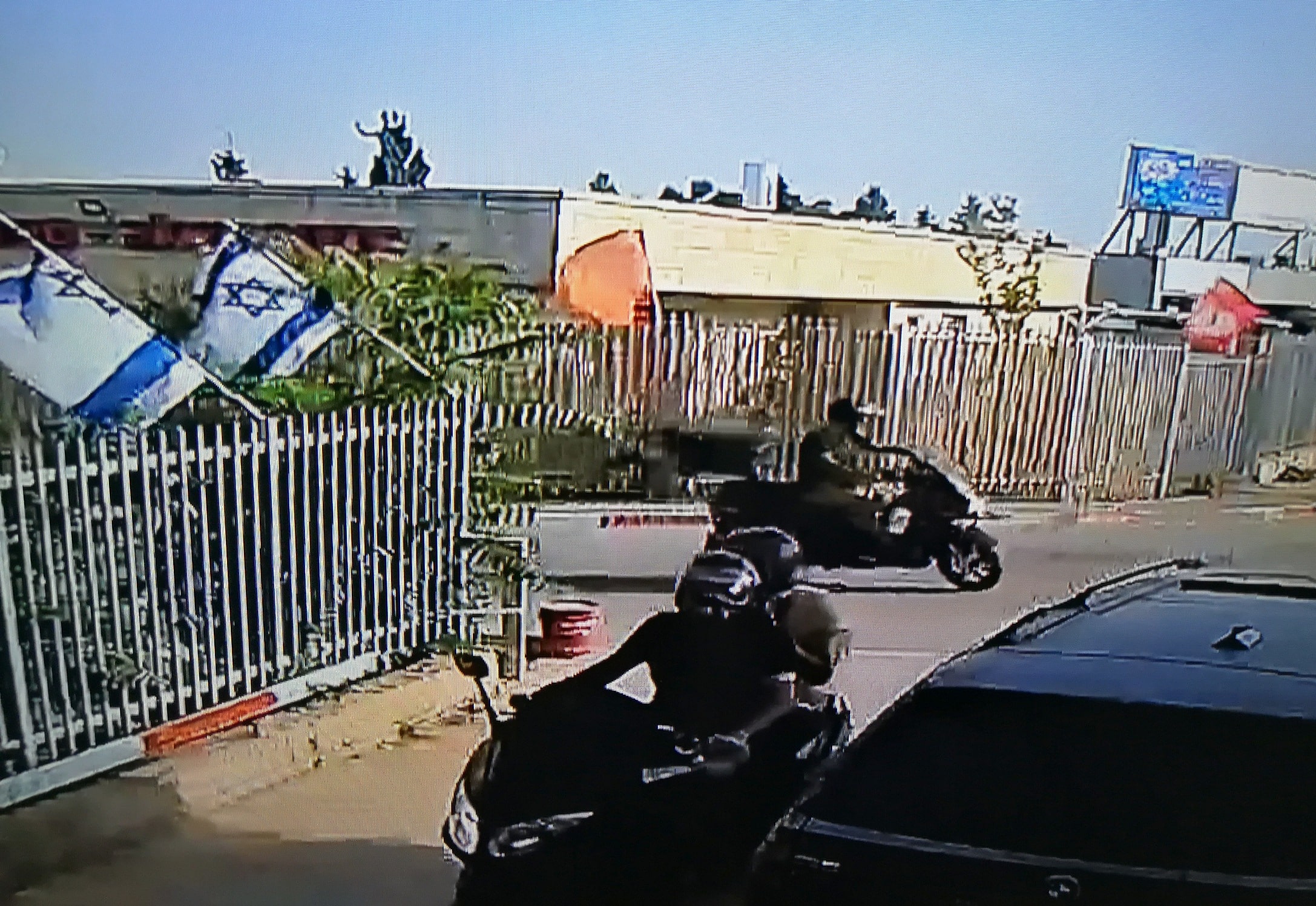 הקטנועים מגיעים למגרש המכוניות במבשרת ציון