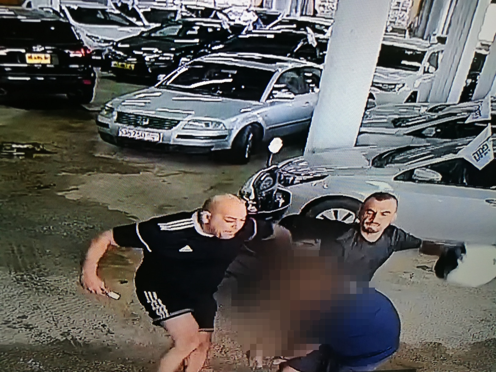 יוסי שנגלוף (משמאל) ואחד הנאשמים האחרים כפי שנקלטו במצלמות האבטחה בעיצומה של התקיפה