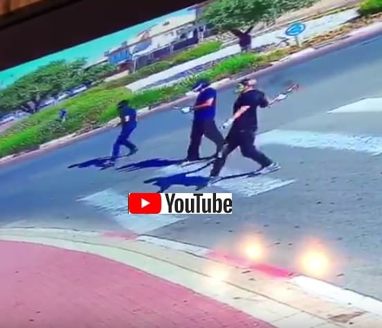 צפו בסרטון: רעולי פנים משליכים בקבוקי תבערה לעבר בית בכפר יונה