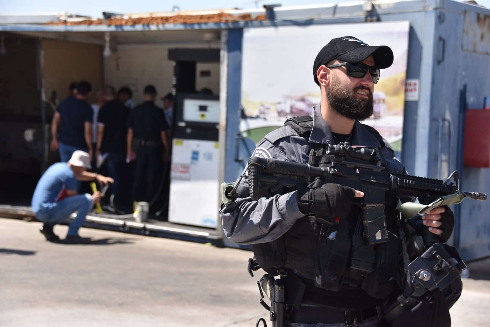 נעצרו שלוש חשודים (צילומים: דוברות המשטרה)