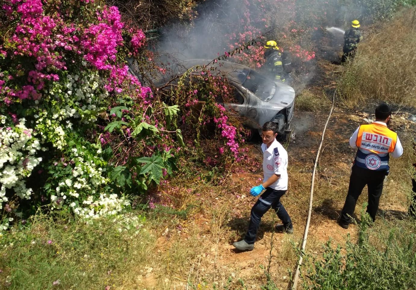 (זירת שריפת הרכב (צילום: תיעוד מבצעי מד"א