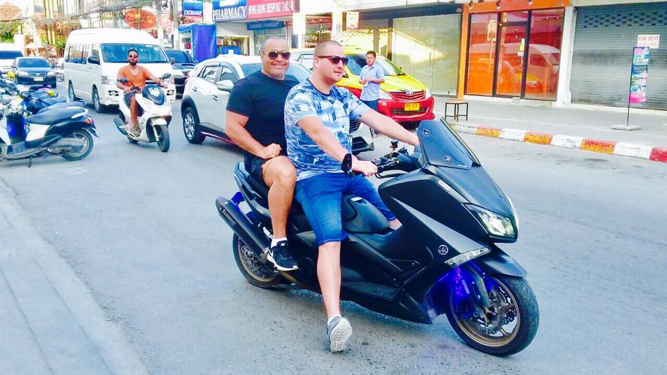 אריק איטל ויניב זגורי במזרח הרחוק. צילום מהפייסבוק של איטל