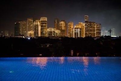 הילדה הגיעה עם אמה וחמשת אחיה לשחיה לילית (צילום אילוסטרציה: נתי שוחט, פלאש 90)