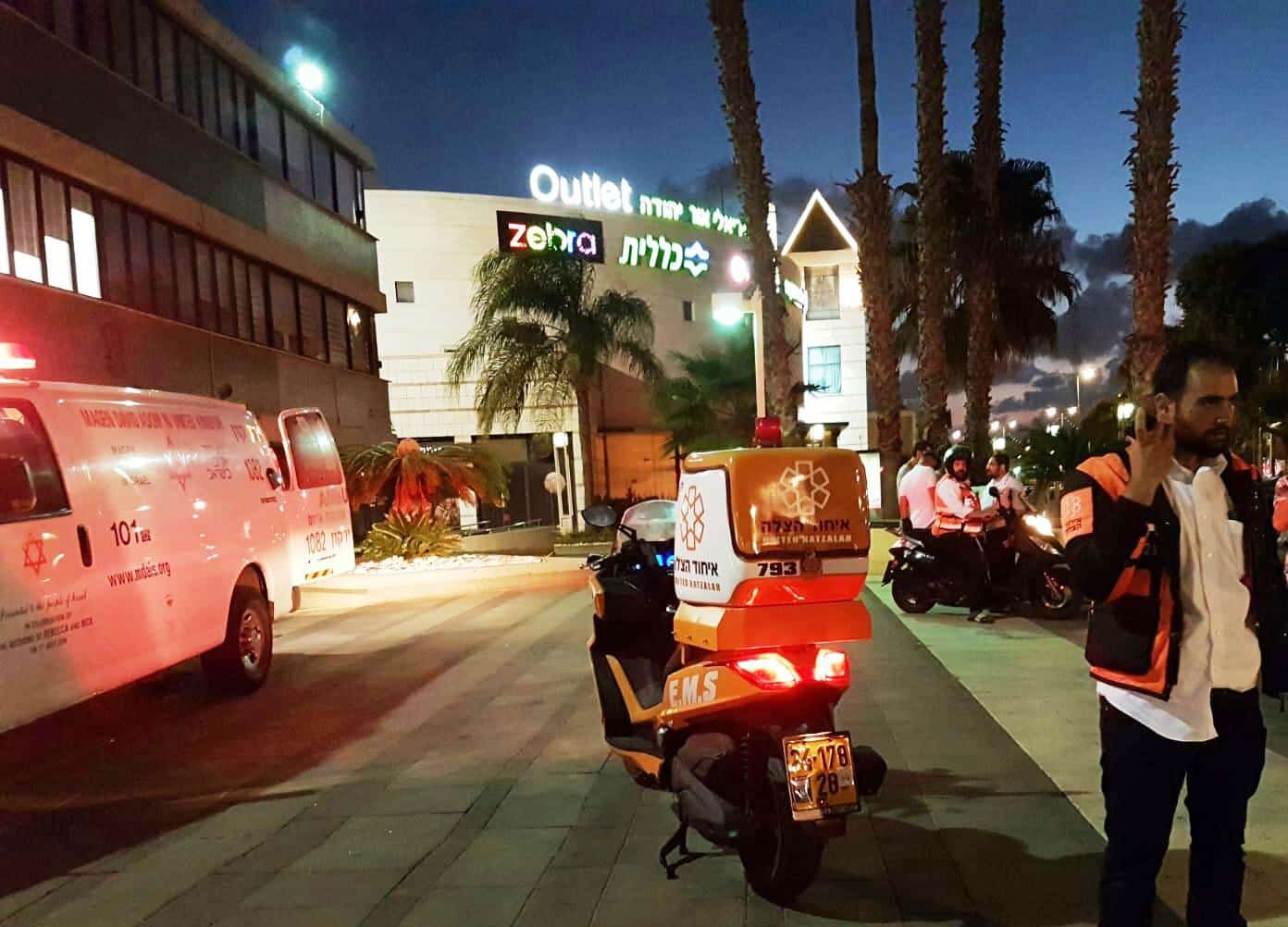 נמצא עם ארבע דקירות, ופונה במצב בינוני. זירת האירוע (צילום: איחוד הצלה)