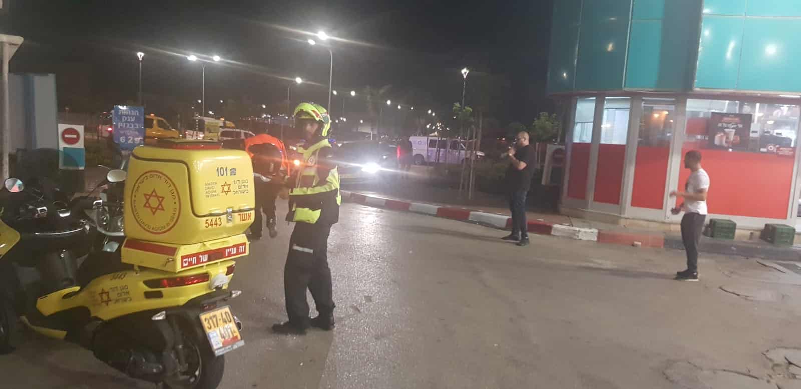 זירת דקירה בעכו. צילום: תיעוד מבצעי מד"א