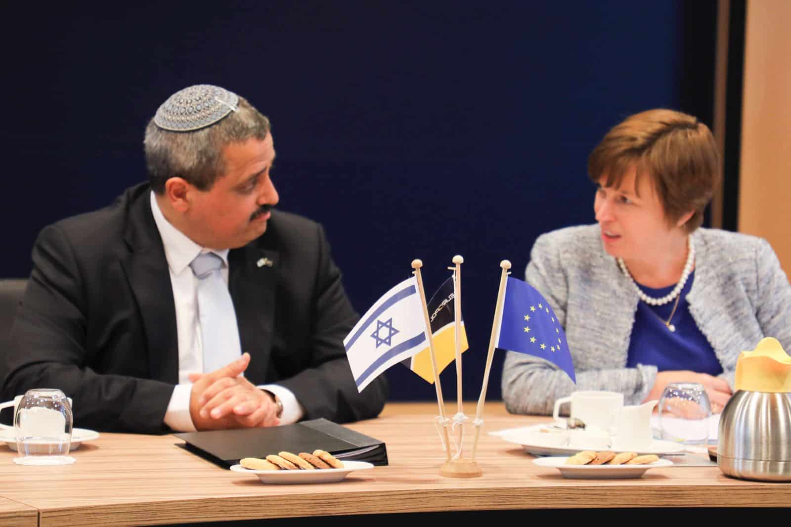 רוני אלשיך וראשת היורופול, קטרין דה-בול (צילום: דוברות המשטרה)