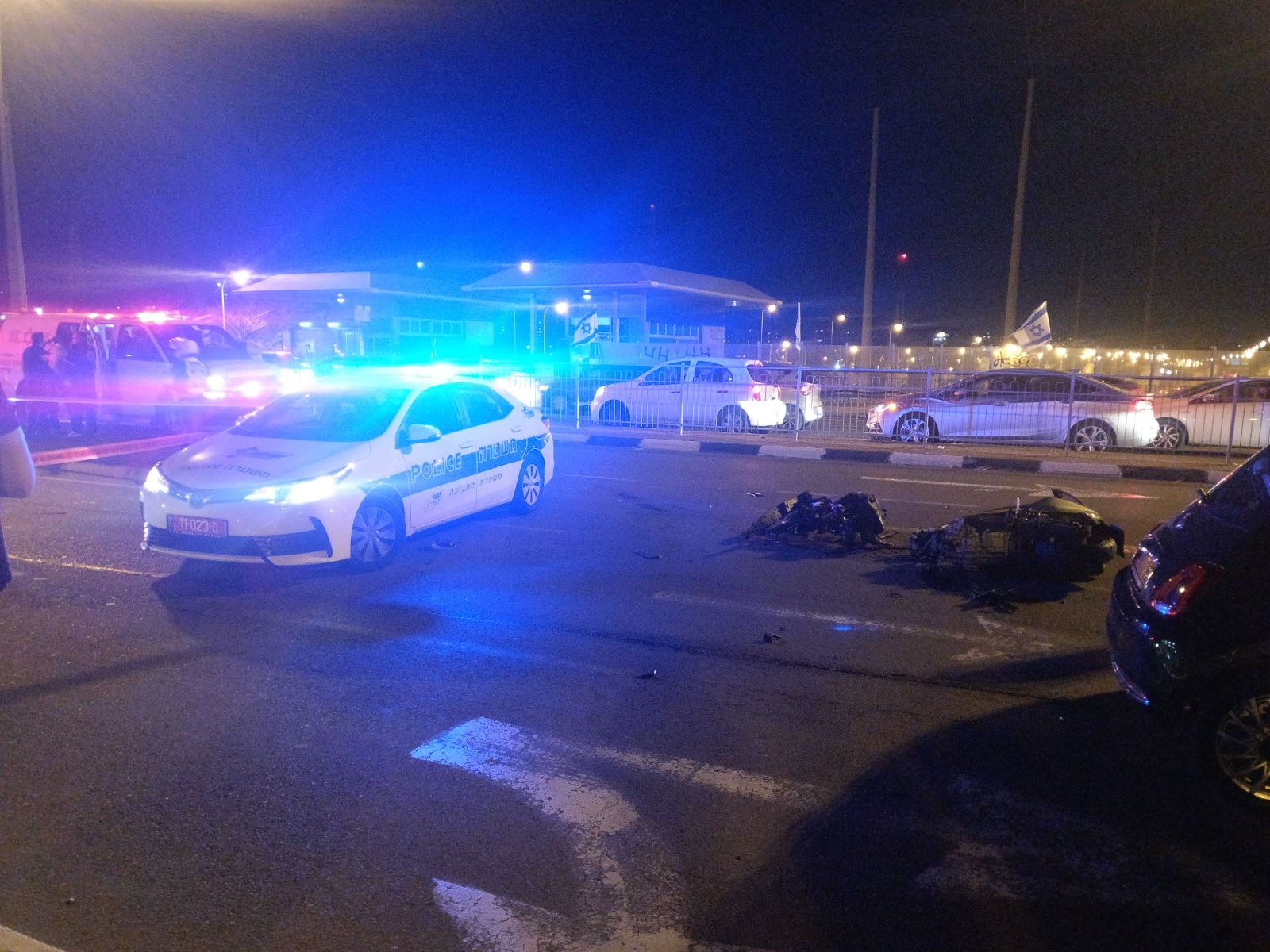 האופנוע התפרק לשניים. זירת התאונה (צילומים: הדר סעד, תיעוד מבצעי מד"א)