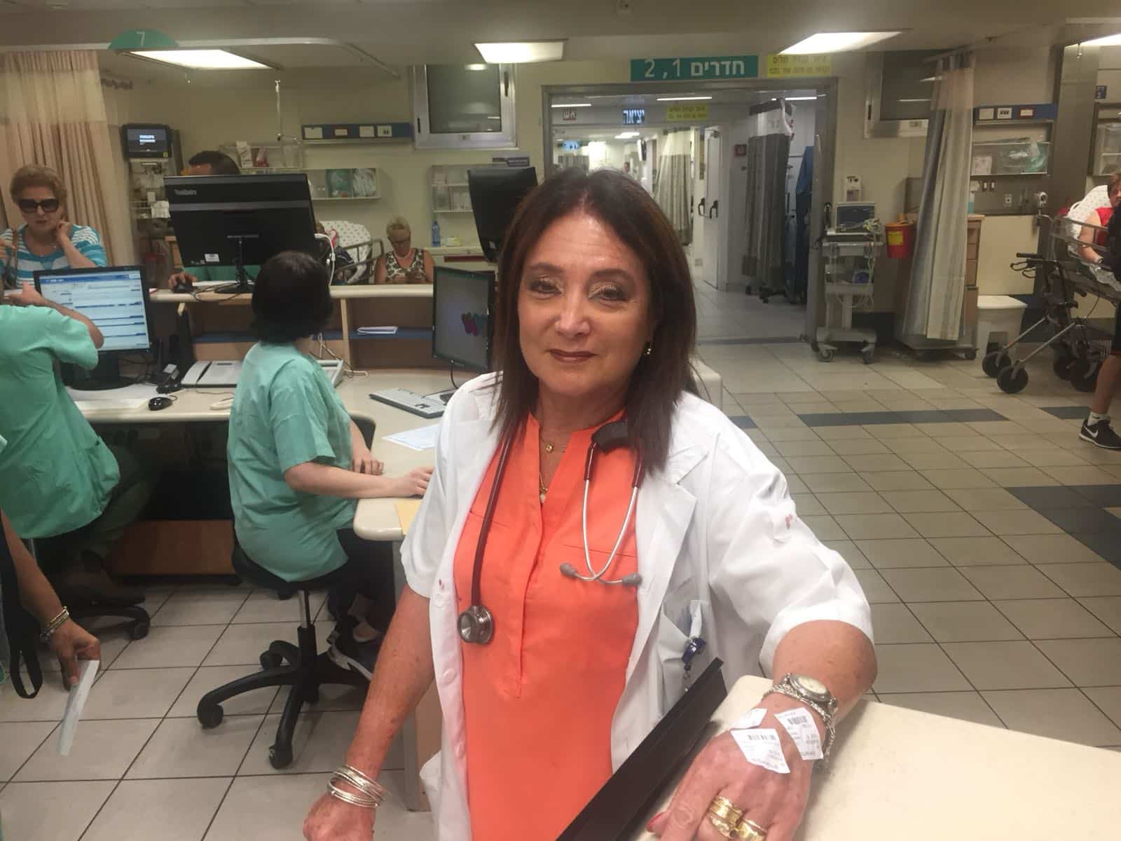 ד"ר קרין הלר מנהלת מיון פנימי (לחצו על התמונה לשחזור התקיפה)