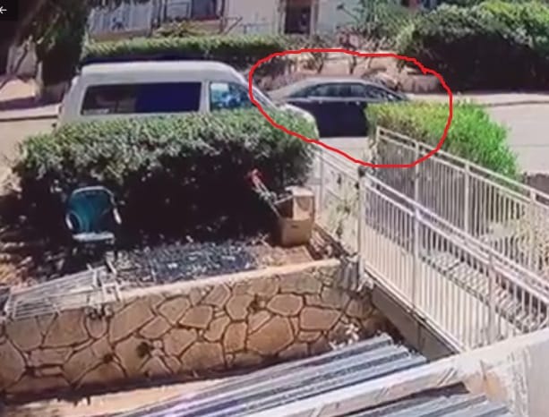 האשה מסומנת באדום על מכסה המנוע מהסרטון