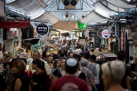 איך הגיעו לשוק מחנה יהודה פירות וירקות מובחרים. צילום יונתן זינדל פלאש 90