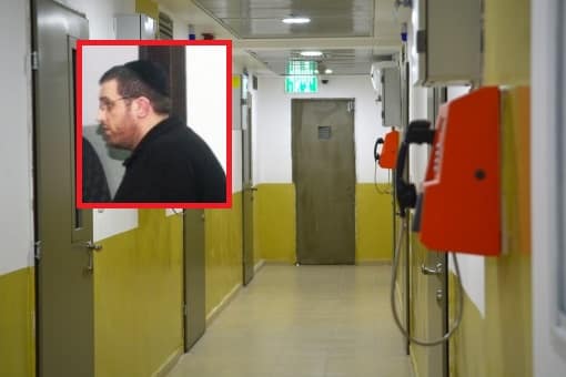 טלפונים בכלא (בצילום במסגרת אדומה: אייל בן משה)