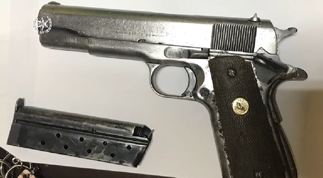 האקדח שנתפס באחד החיפושים