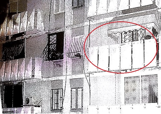 המרפסת (מסומנת בעיגול) לעברה נורו היריות