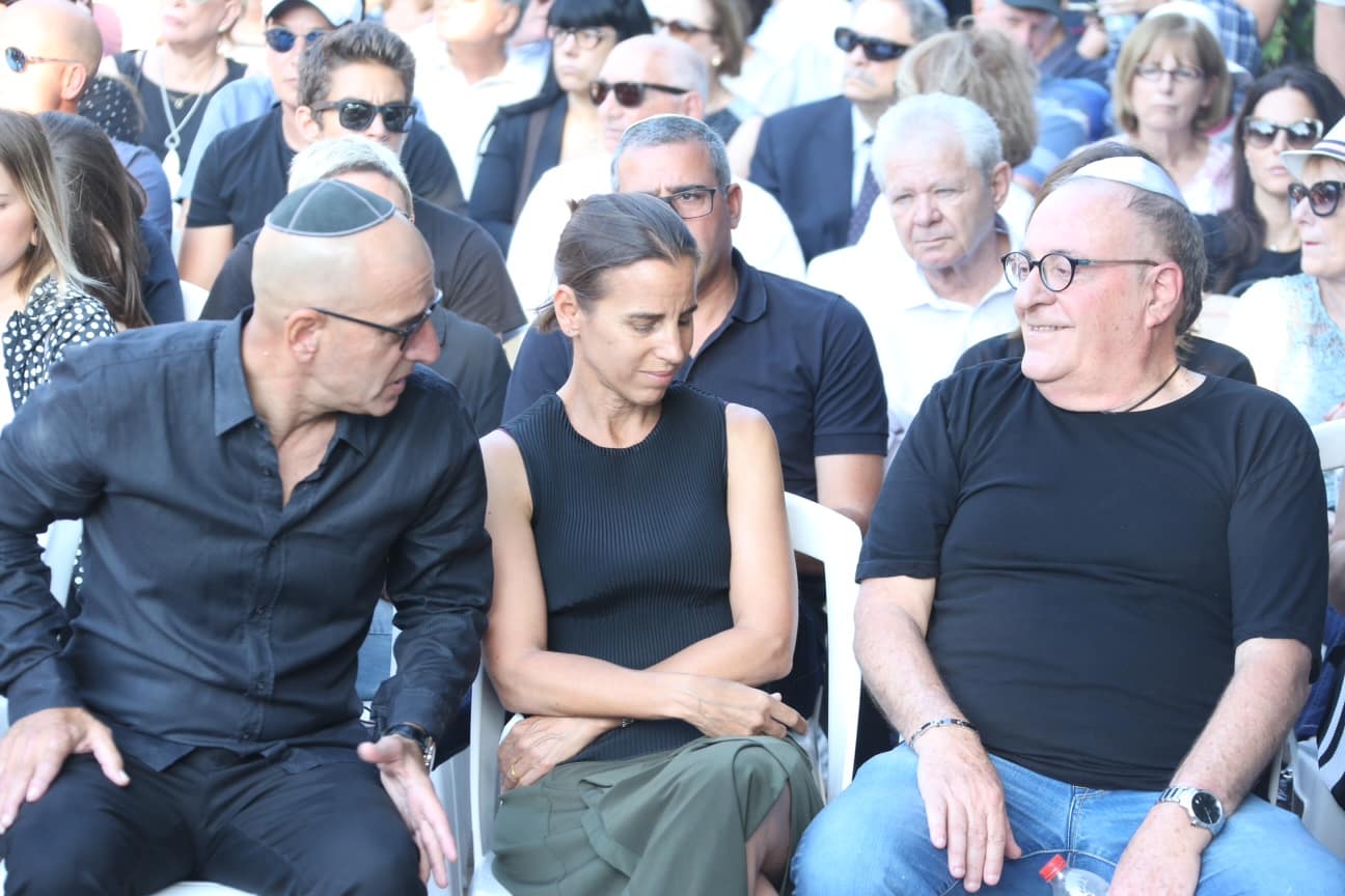 עם החתן תמיר גילת בהלוויה של קרן. חיוך מר בלתי נשכח (צילום: מוטי קמחי)