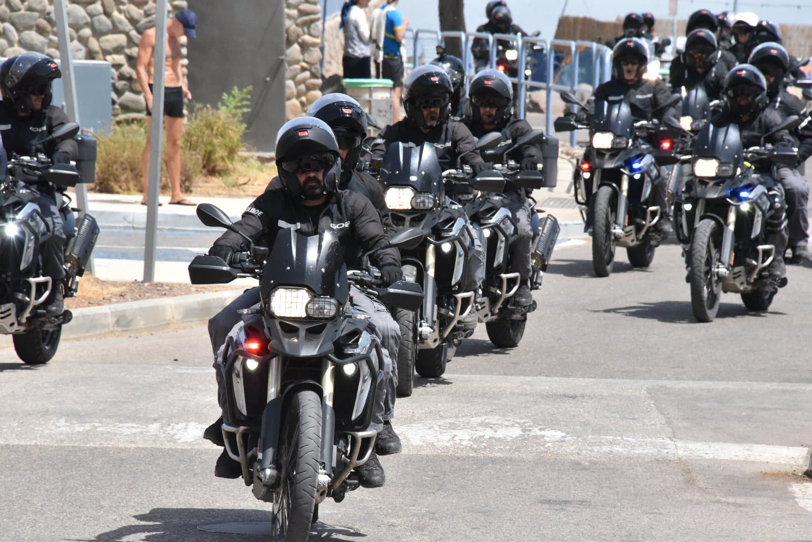 השוטרים מפעילים מגוון אמצעים (צילומים: דוברות המשטרה)