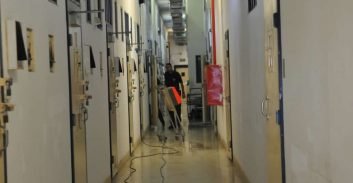 הטלפון הציבורי בכלא בתפקיד בלדר הסמים