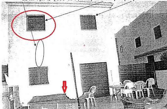 בעיגול האדום: החלון ממנו קפצו המתלוננים לבריכת השחייה