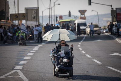 ניצלו את החוק החדש בצרפת המחייב הנגשת עסקים לנכים. אחת שכבר הונגשה (צילום אילוסטרציה: יונתן סינדל פלאש 90)