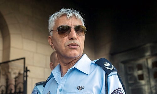 הפרשנים מתגוללים על החומרים מהמגירה שלו. ניצב מני יצחקי