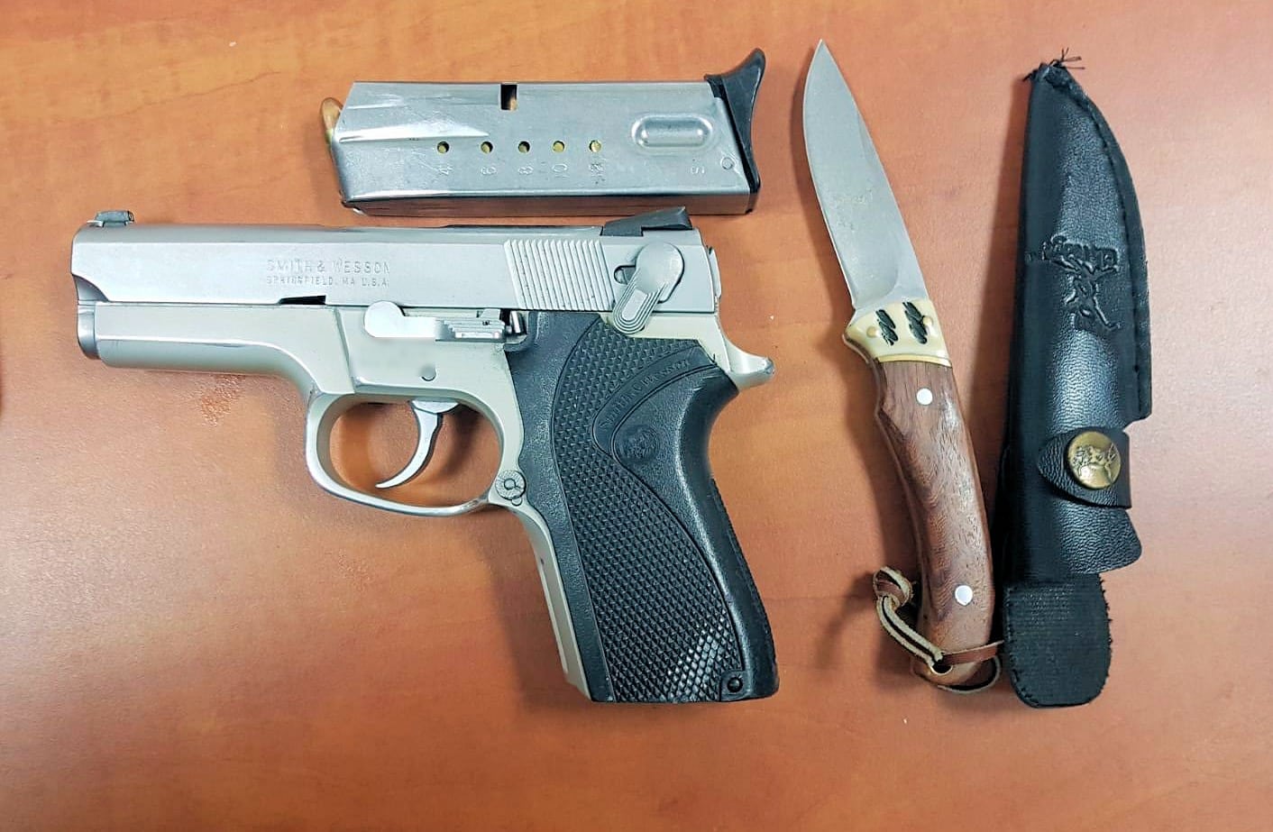 האקדח והסכינים שנמצאו בחיפוש (צילום: דוברות המשטרה)