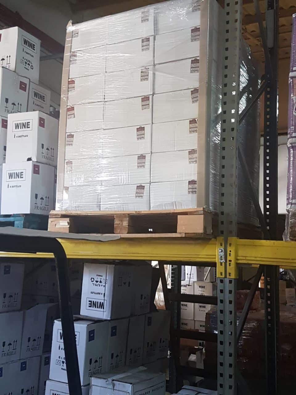 אלפי בקבוקים במחסן ברחוב בר כוכבא