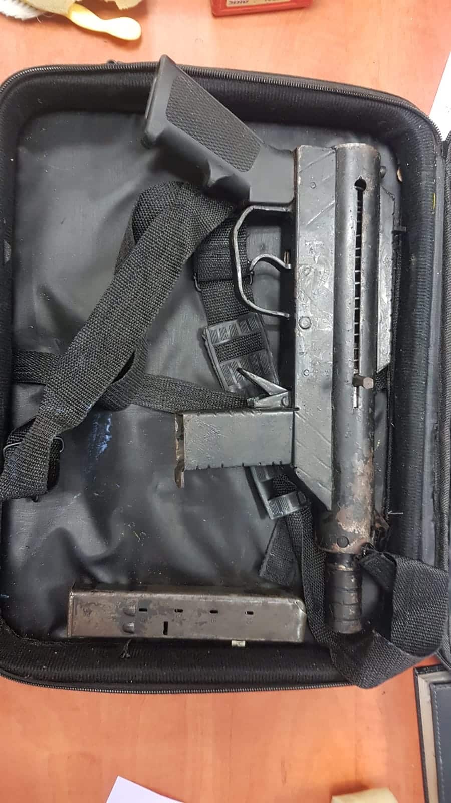 מקלע קרלו בתיק של מחשב נייד (צילום: דוברות המשטרה)