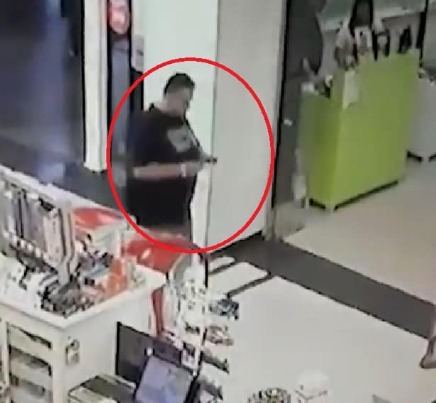 אלירן לוגסי כפי שנקלט בצילום אבטחה בקניון (דוברות המשטרה)