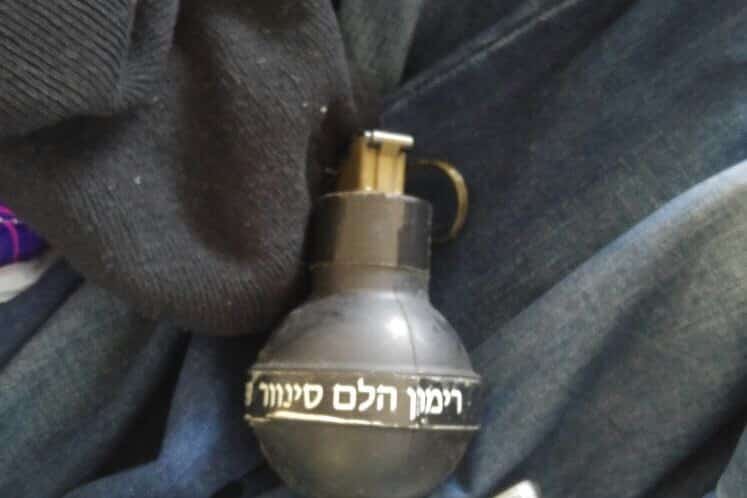 ברכב נתפסו ארבעה כאלה. רימון הלם "סינוור" (צילום ארכיון להמחשה: דוברות המשטרה)