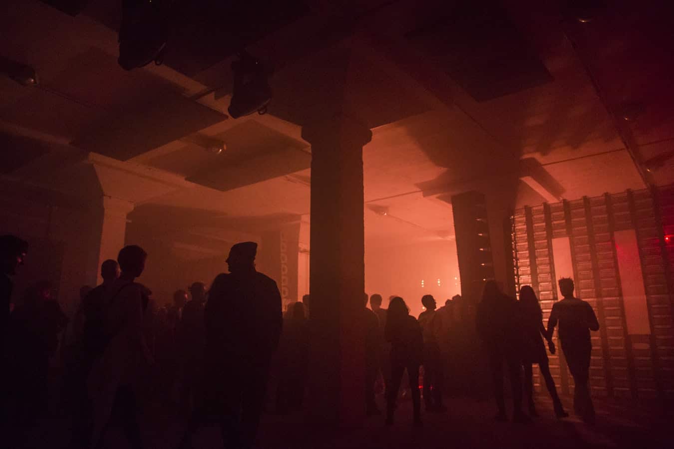 תקיפה או קטטה במועדון לילה (צילום: Alexander Popov מאתר Unsplash)