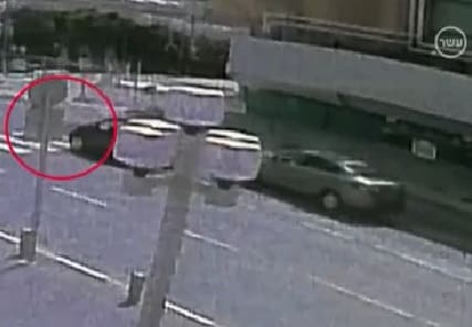 הסרטון מבניין סמוך תיעד את התאונה (צילום מתוך ערוץ 10)