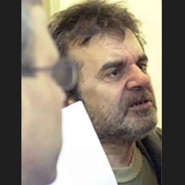 הרומני, הינו נמוך קומה, בעל שיער צועני שחור ומבט חודרני, ידוע יותר בכינויו ה"חתול".. בשל יכולת טיפוס מוכרת ומעוררת הערצה לאורך צינורות הביוב והמים המשתלשלים להם מכל בית דירות הראוי לשמו בגוש דן (צילום: ארכיון מוטי קמחי)