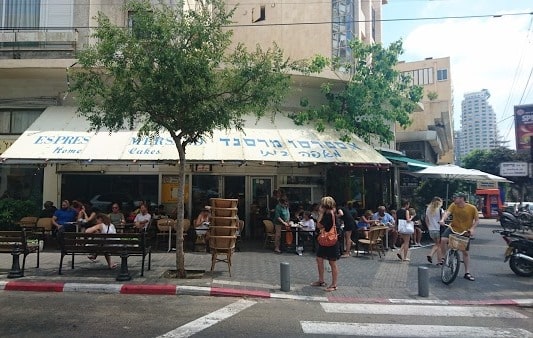 אי שם בנובמבר בקפה מרסנד