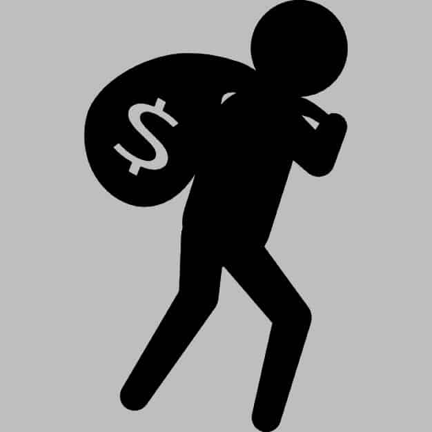 איזו היה נשאר למטה, כשעיניו סורקות את הסובב, כזיקית המגלגלת עיניה לכל כיוון. קולט בידיו את ציפית השלל המושלכת מעל ומשלח התראות שורקניות אם היה סבור שנשקפת סכנת גילוי לחתול