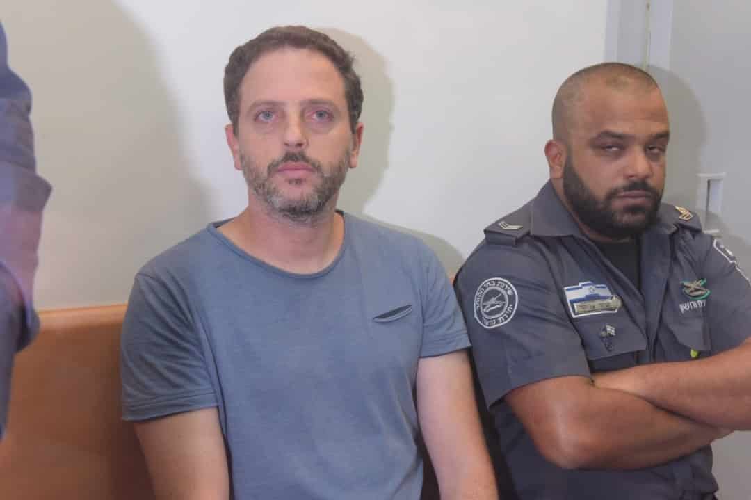 מקורביו כועסים על הדלפת פרטים מהחקירה. בנו ריינהורן על ספסל החשודים בבית המשפט (צילום: פוסטה)