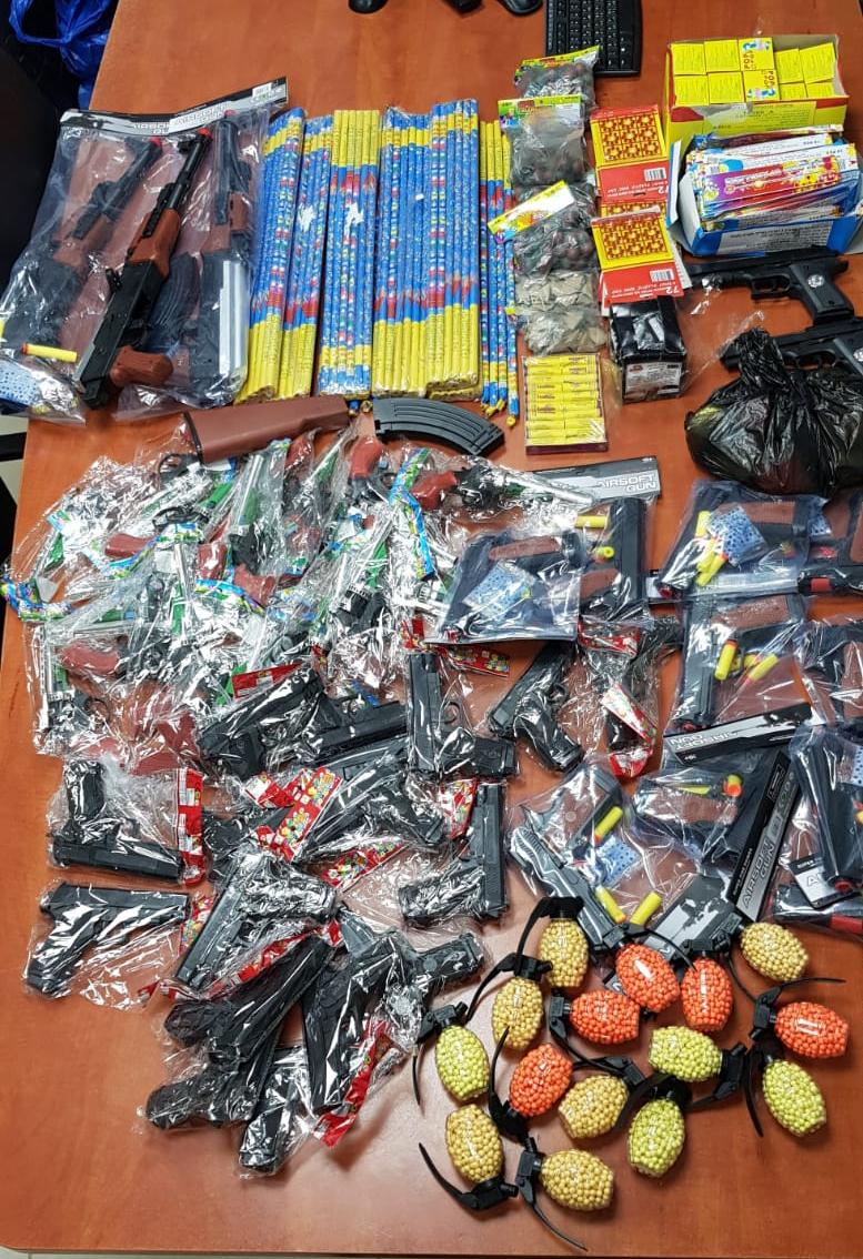 חזיזים, נפצים ושאר צעצועים מסוכנים (צילומים: דוברות המשטרה)