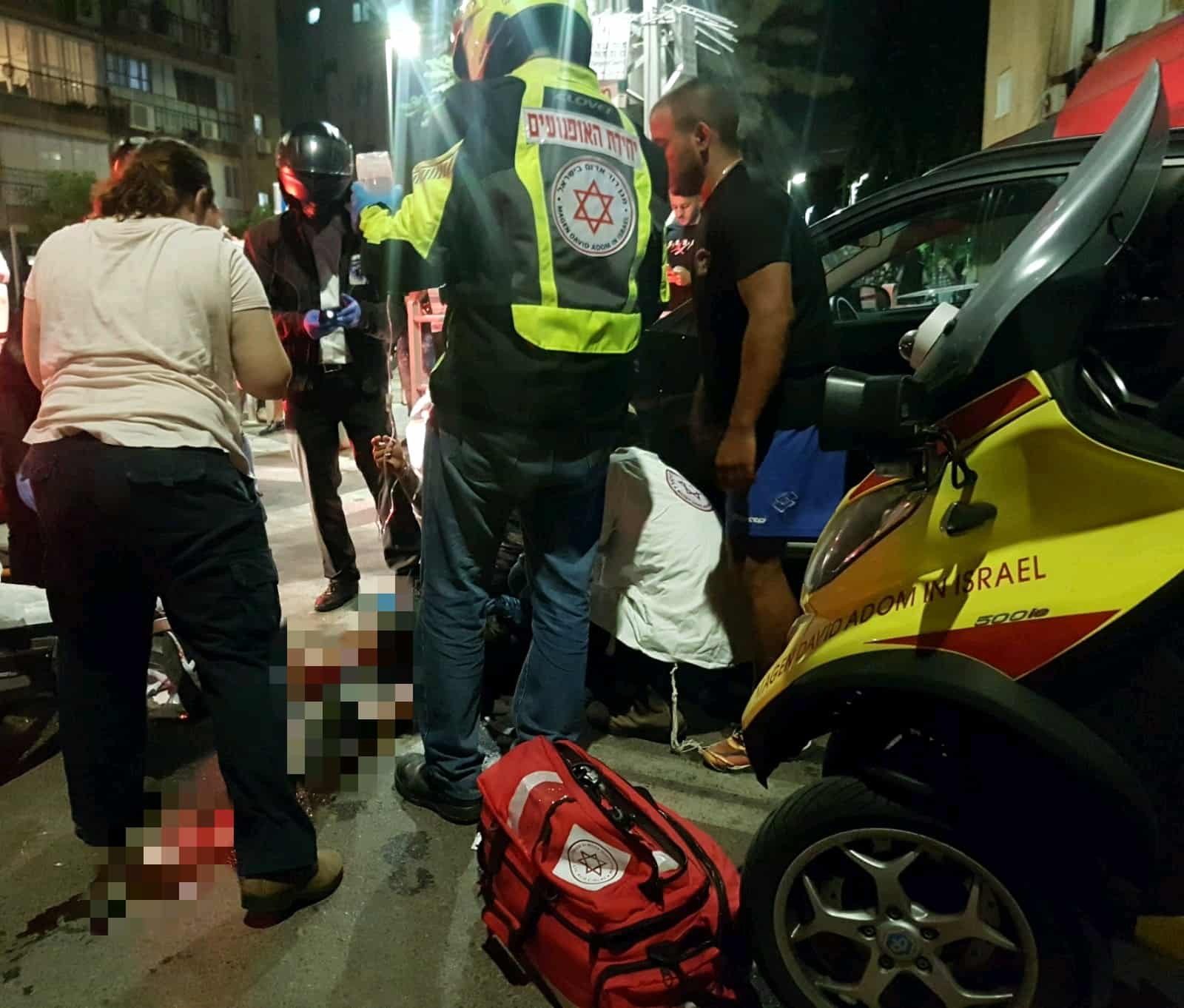 כוחות ההצלה מטפלים בפצוע (צילום: חגי נתני - תיעוד מבצעי מד"א)