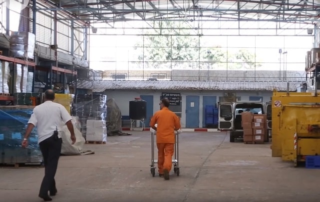 "לא יודע מה קרה להם השנה, נכנסו לאגפים והתחילו להוציא אנשים בכוח לעבודה, איימו בענישות ושלילות"