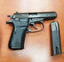 אקדח מתחת למדרגות (צילום ארכיון להמחשה: דוברות המשטרה)