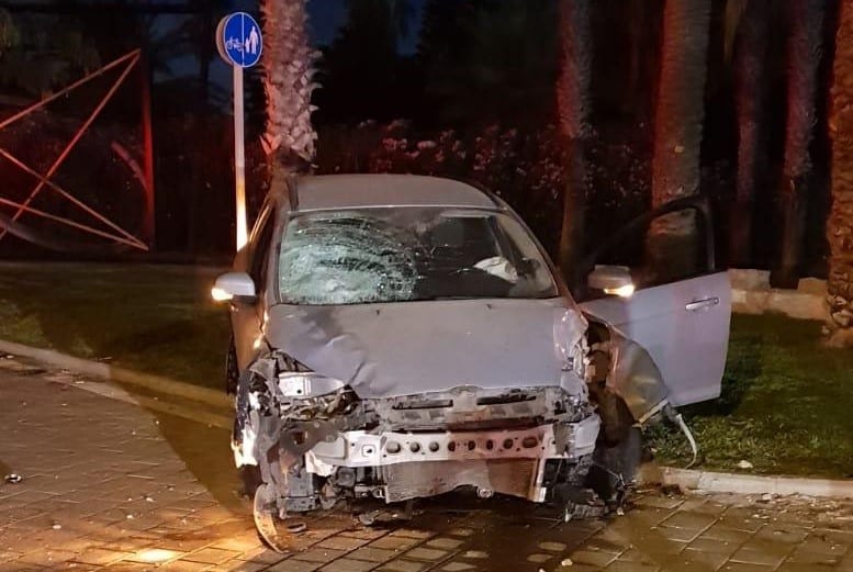 מעוצמת הפגיעה, הנער נזרק למרחק 26 מטרים. המכונית (צילום: דוברות המשטרה)