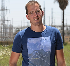 לטענתו, התריע על אי סדרים ופוטר. גנוסר