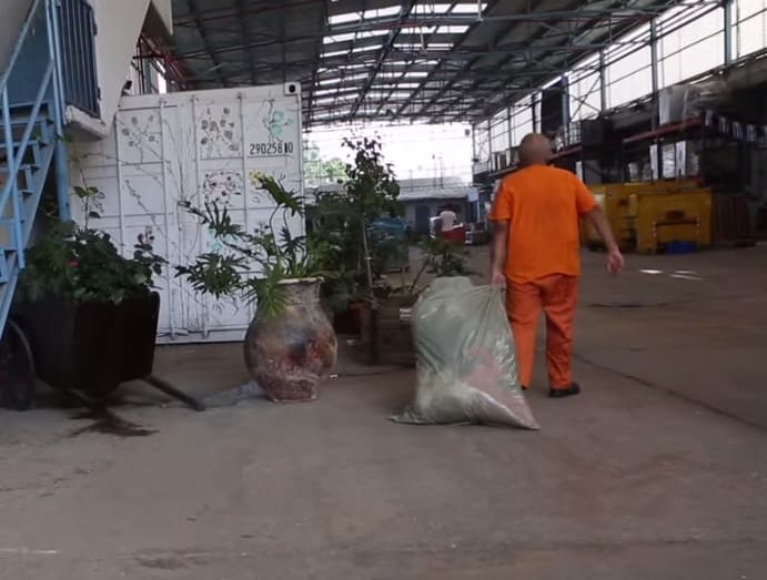 עבודה בכלא (מתוך סרטון ביוטיוב של "דה מרקר" על מפעלים בבתי הסוהר)