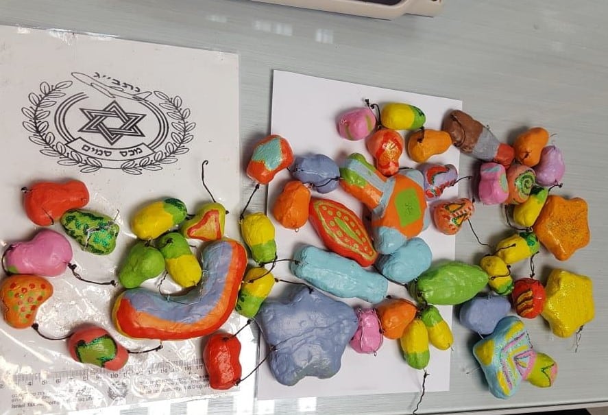 המובייל שנתפס ובתוכו הסמים