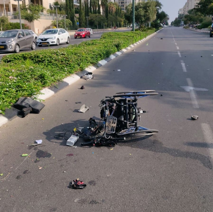 הכיסא גלגלים לאחר התאונה (צילום: דוברות המשטרה)