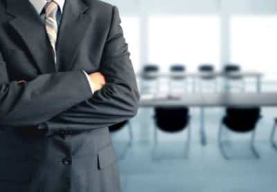 הסניגור הוא ״פארטי פופר״, עוכר שמחות, מפריע לשותפים למלחמה בפשע לעשות את מלאכתם... יש לו התנגדויות והתנצחויות רבות ודרישות הקשורות לזכויות אדם וכל מיני חוקים שהוא ממציא... לא פלא שהשותפים למלחמה בפשע מנסים לדלג מעל ראשם של סניגורים, כדי שלא יפריעו במלאכת עשיית הצדק... הסניגור אינו נאמן לאמת או לאינטרס הציבורי אלא רק לטובת שולחו.. פושע מנוול והסניגור הוא שותפו לפשע